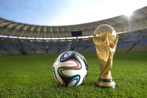 湖人训练营采访环节气氛轻松队员笑容不断，湖人队赛后采访